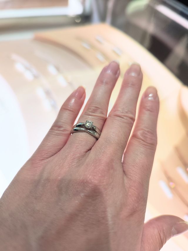 ハーモニーのセットの結婚指輪との重ねづけ