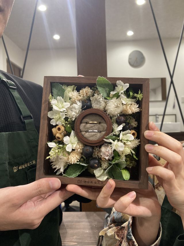 メンズ&rarr;プラチナ、レディース&rarr;イエローゴールド