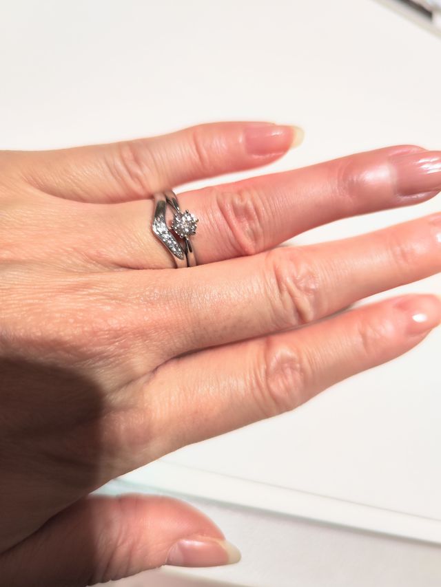 カタログにも載っているセットの結婚指輪との重ねづけ