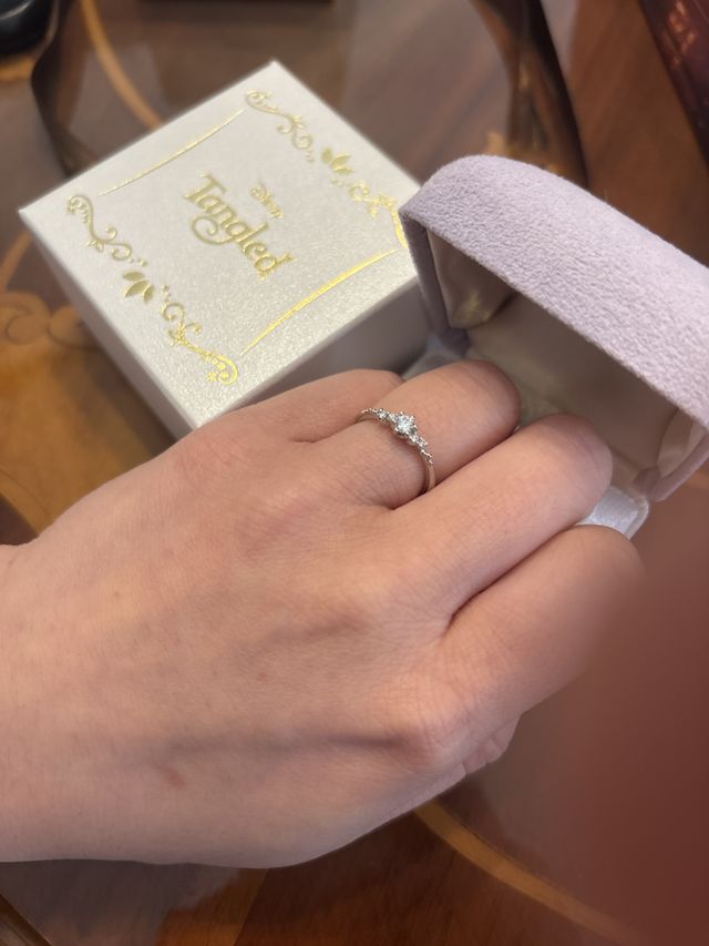 指輪を着用してる写真です。