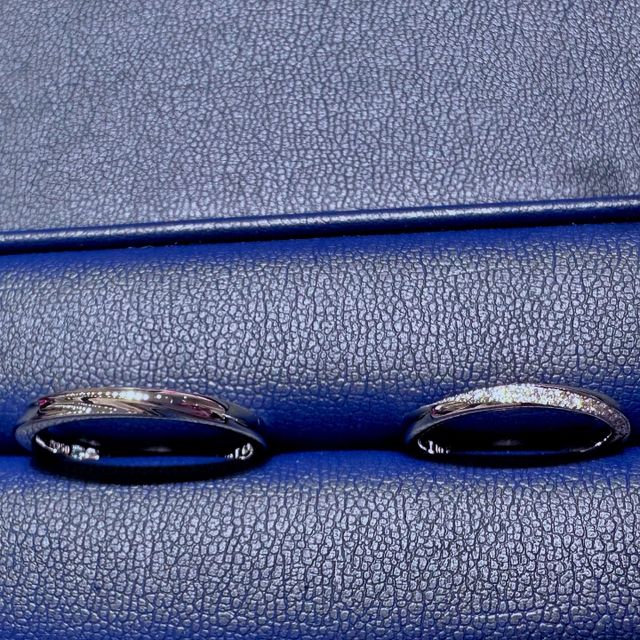 輝きが綺麗で素敵です。また嫌味ないデザインが気に入ってます。