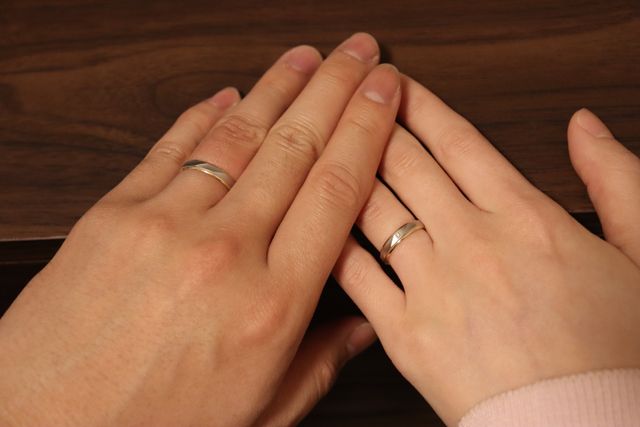 実際につけてみると手に馴染み、場所によって印象が変わります！