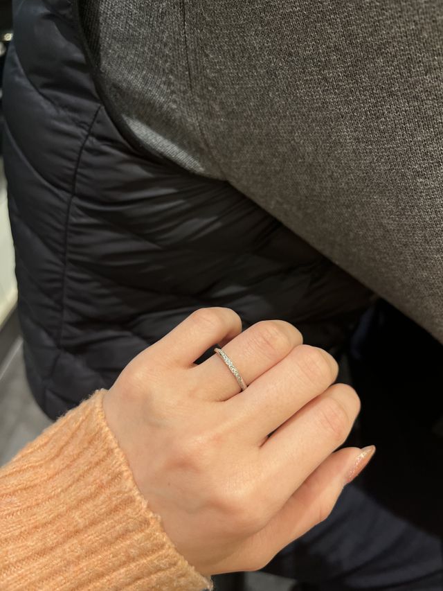 着用時の写真です。
指が綺麗に見えます。