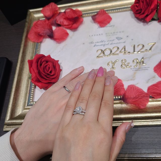 婚約指輪との重ね付けショットです