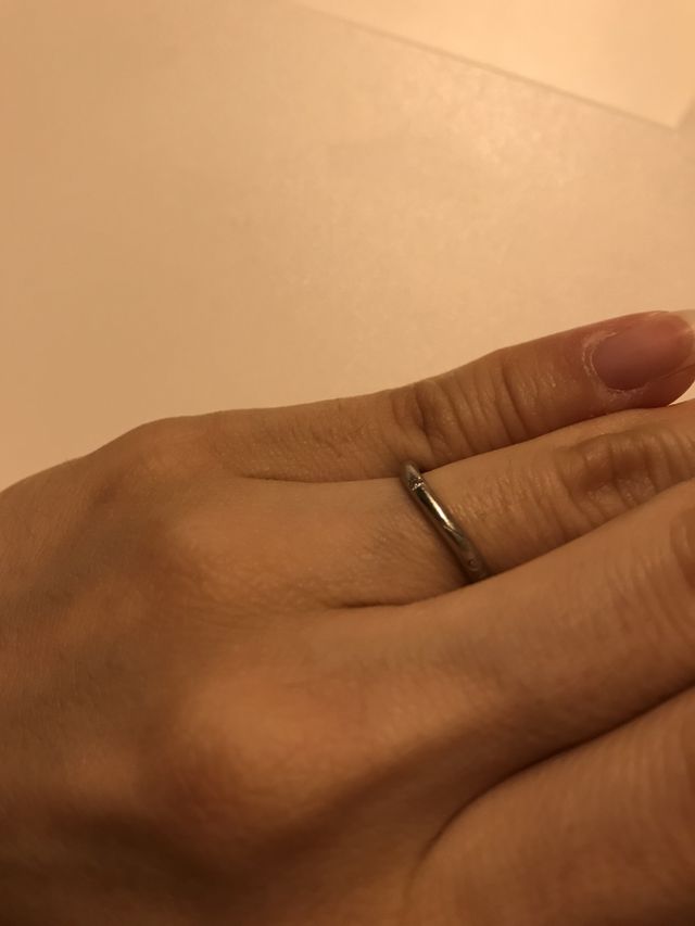 ダイヤの横にイニシャル形のハート