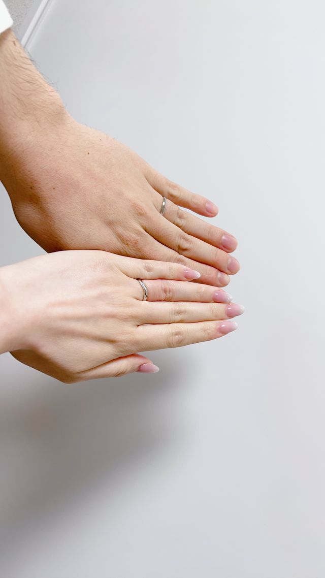 五連のダイヤモンドがついている。ウェーブあり。