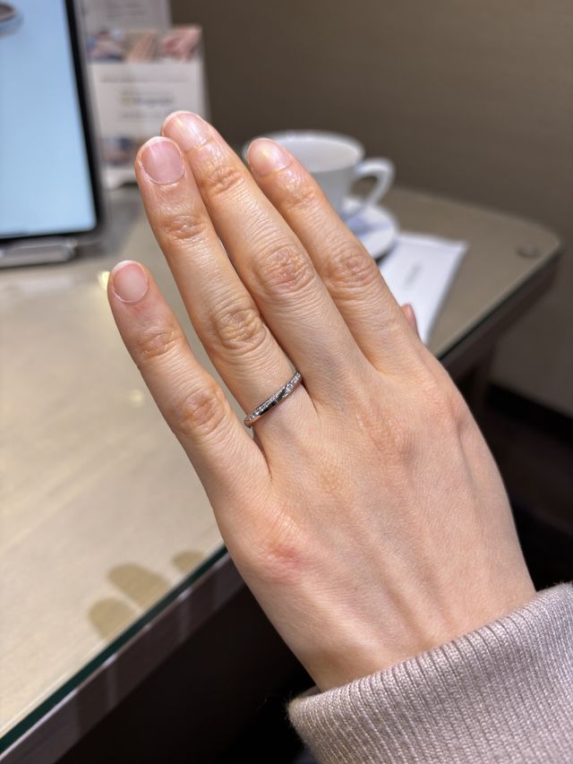 アシンメトリーのメレダイヤがステキです