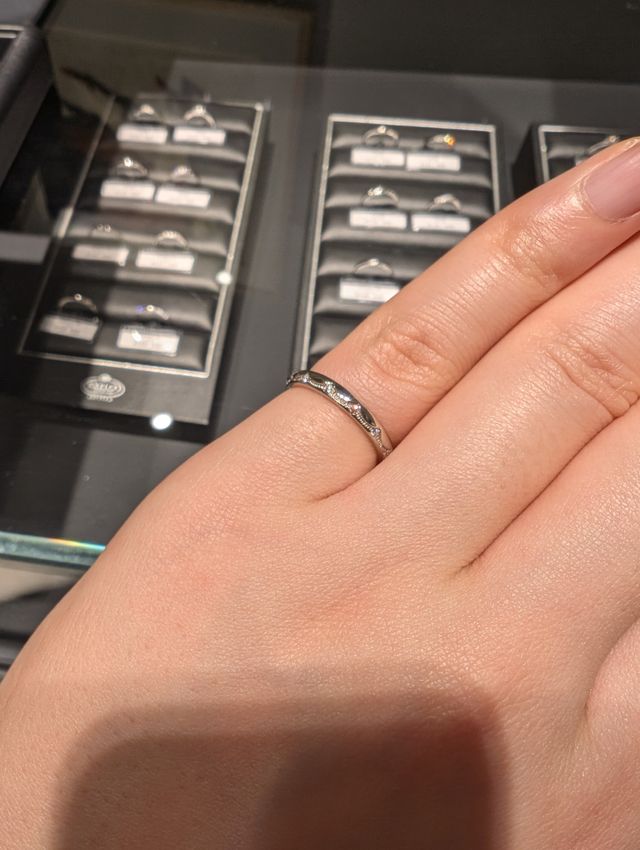 指が太くサンプルが薬指に入りませんでした笑