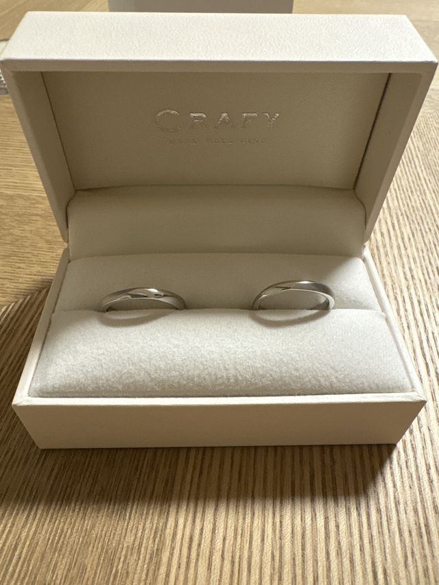 入籍日と入籍月の誕生石が埋め込まれた唯一無二の結婚指輪