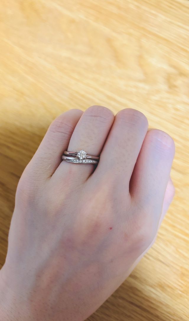 結婚指輪と婚約指輪の重ね付けです