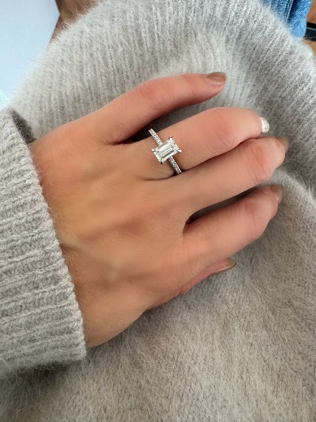 エメラルドカットの婚約指輪