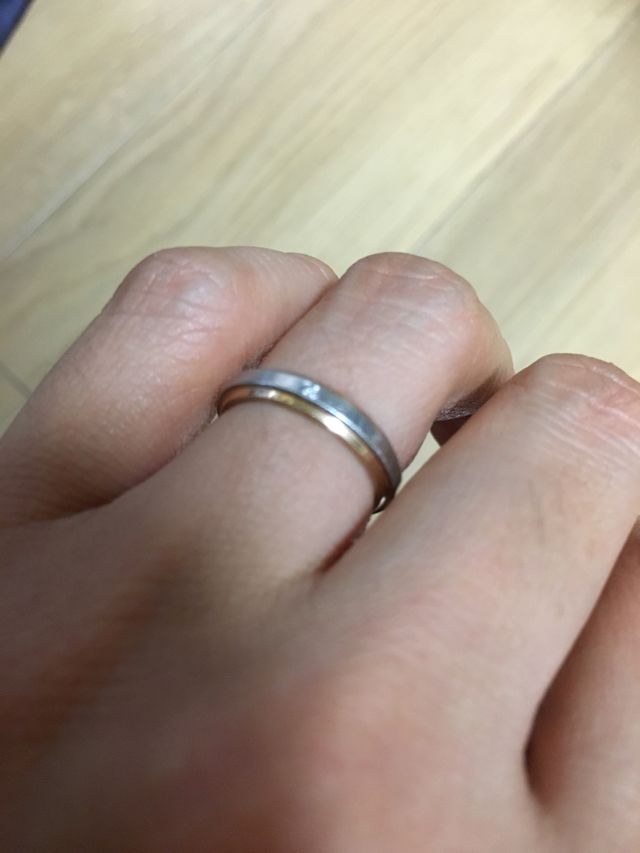 真ん中に小さいダイヤが入ってます。