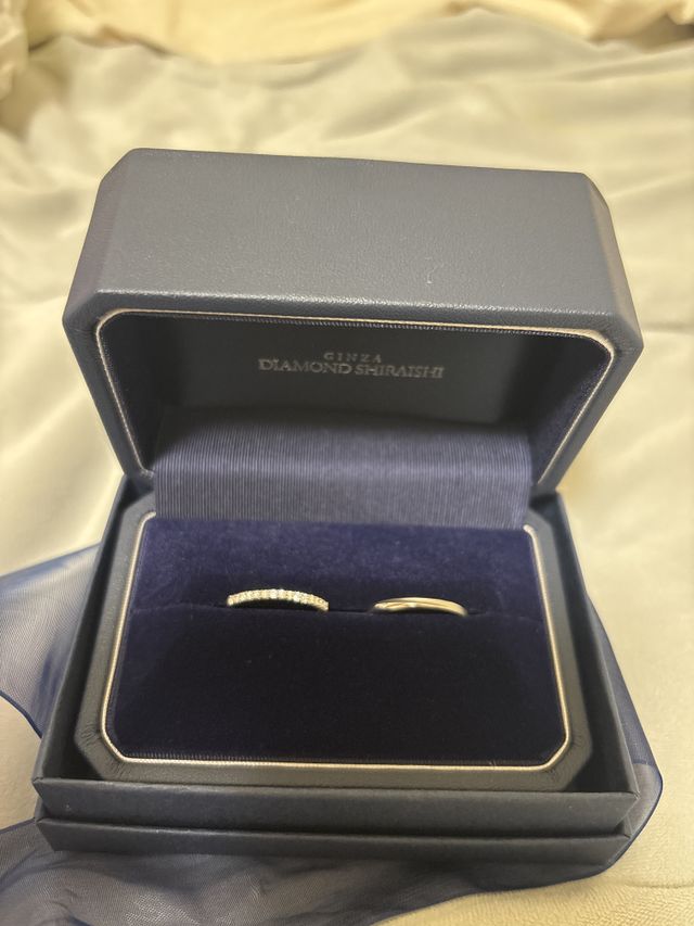 ダイヤが多く散りばめられた指輪になっています。