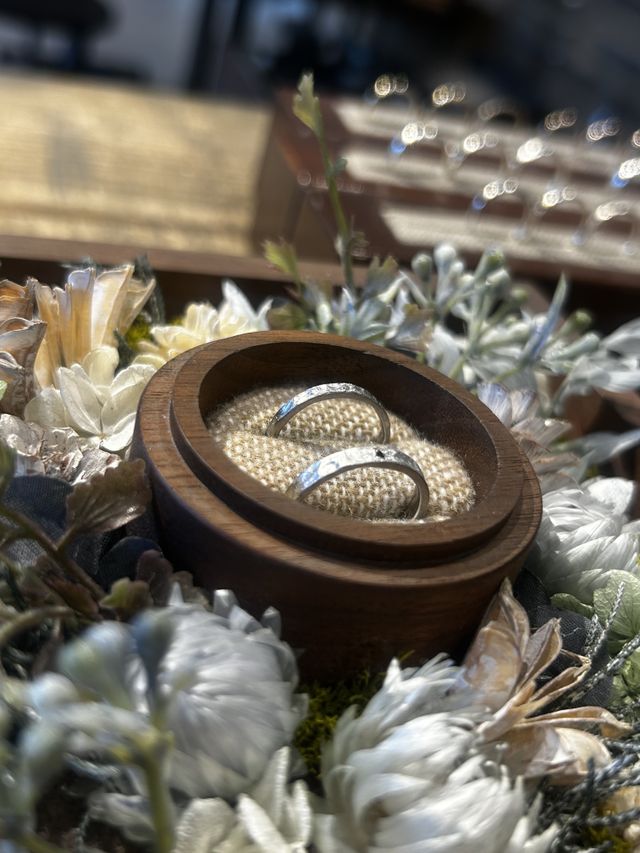オリジナルの結婚指輪を作成した際の写真です。
