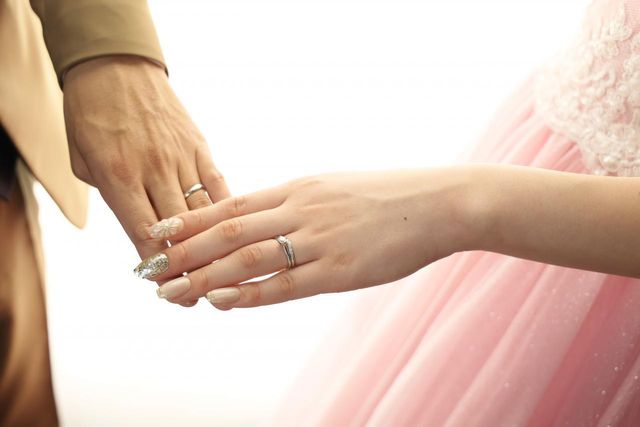 前撮り時で婚約指輪と結婚指輪を重ねづけしています