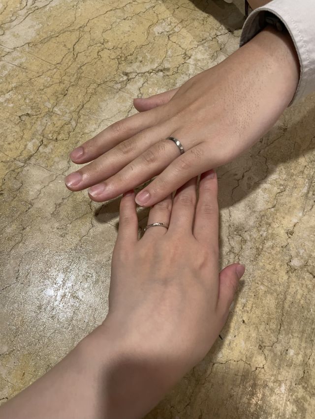 指輪を購入し、2ヶ月後に取りに行き着用した際の写真