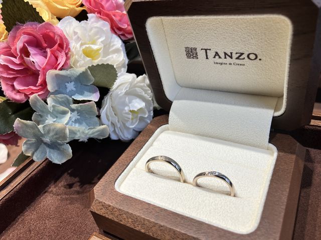 ウェーブ型。アイスマット加工。女性用にメレダイヤ。