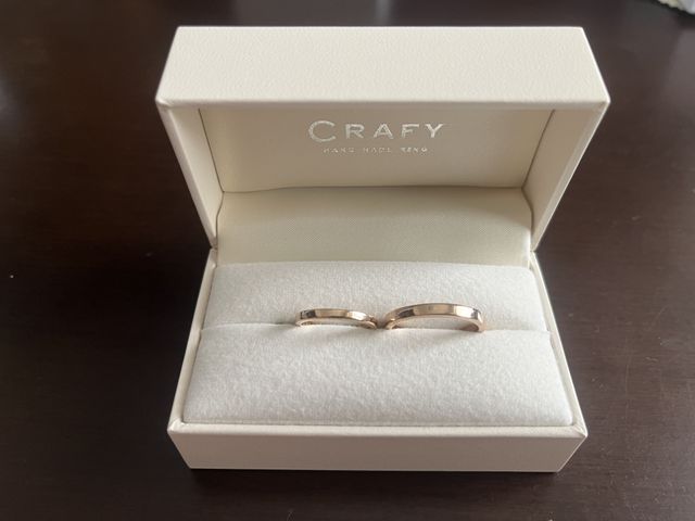 外側は鏡面仕上げのみ内側に指輪を重ねるとわかるデザインを刻印