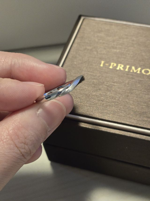 男性用リングです。
一部斜面にマット加工されています。