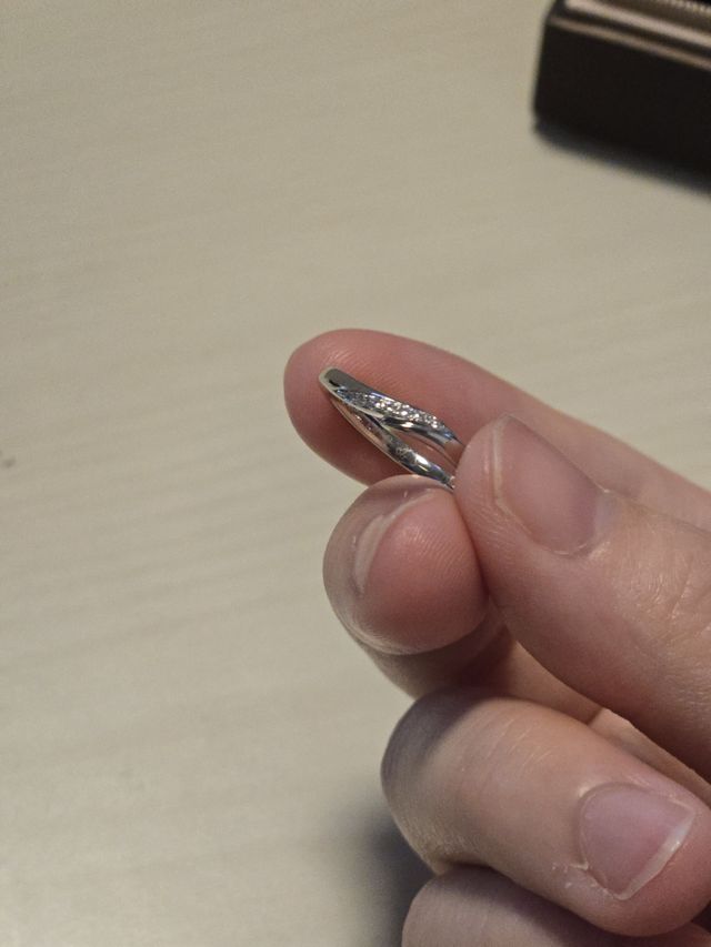 女性用リング
しっかりダイヤも埋まっています。
