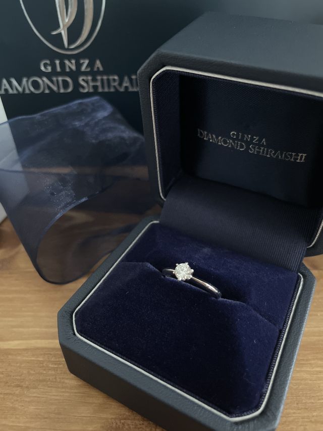 ボックスに入れた状態です。
7.5号の0.28カラットです。