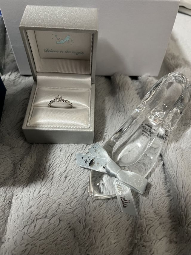 指輪と、指輪入れにもなるガラスの靴