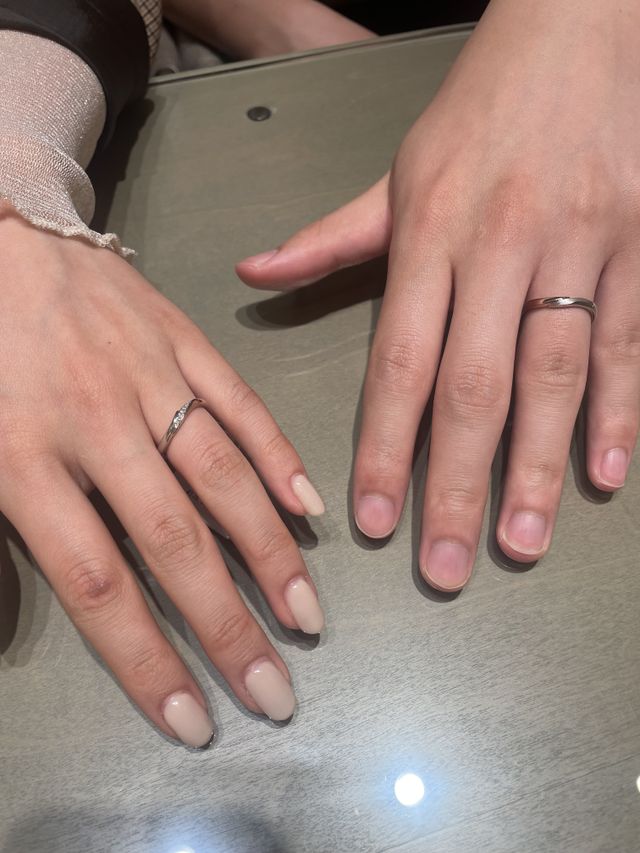 2人で指輪をつけている写真