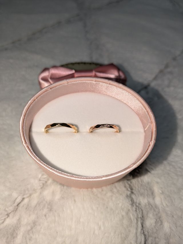 一目惚れでの購入です！どの角度からでもキラキラして眩しい✨️