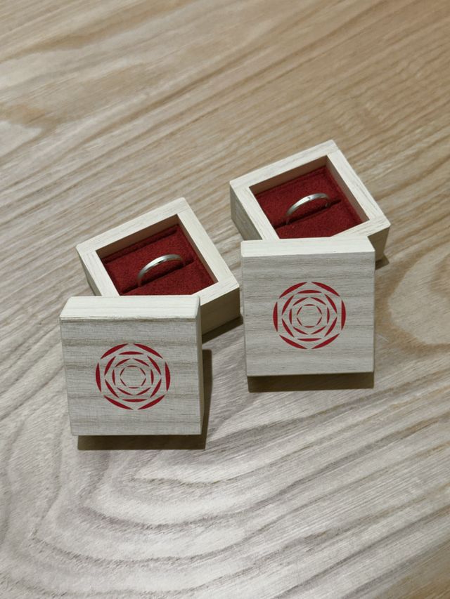 別途購入の桐箱。赤色が素敵でした。