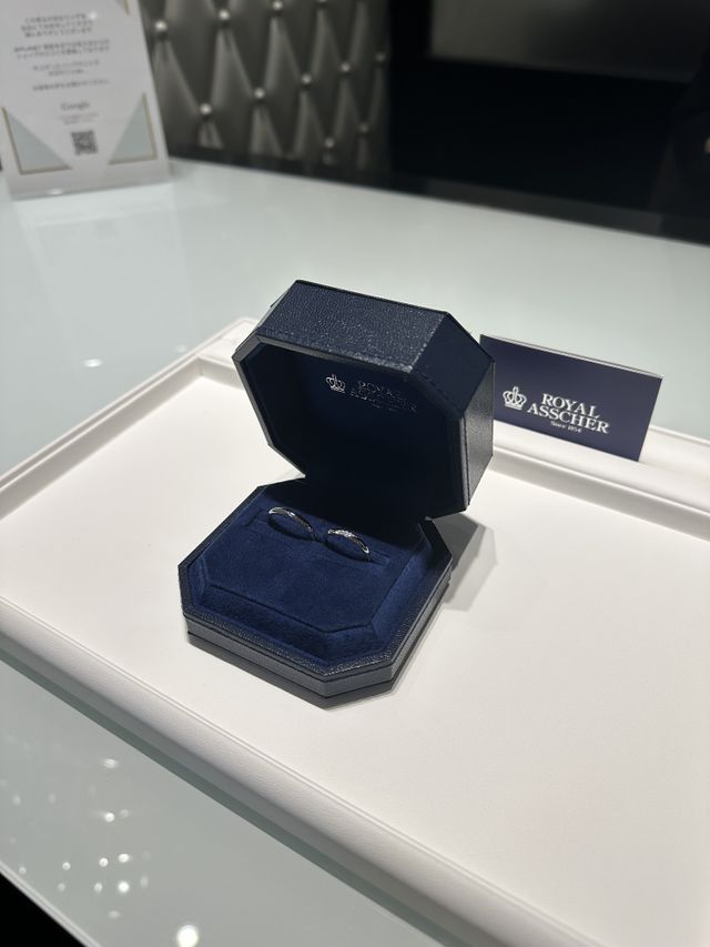 店舗にて受取時に撮影。ダイヤの輝きが綺麗でした。