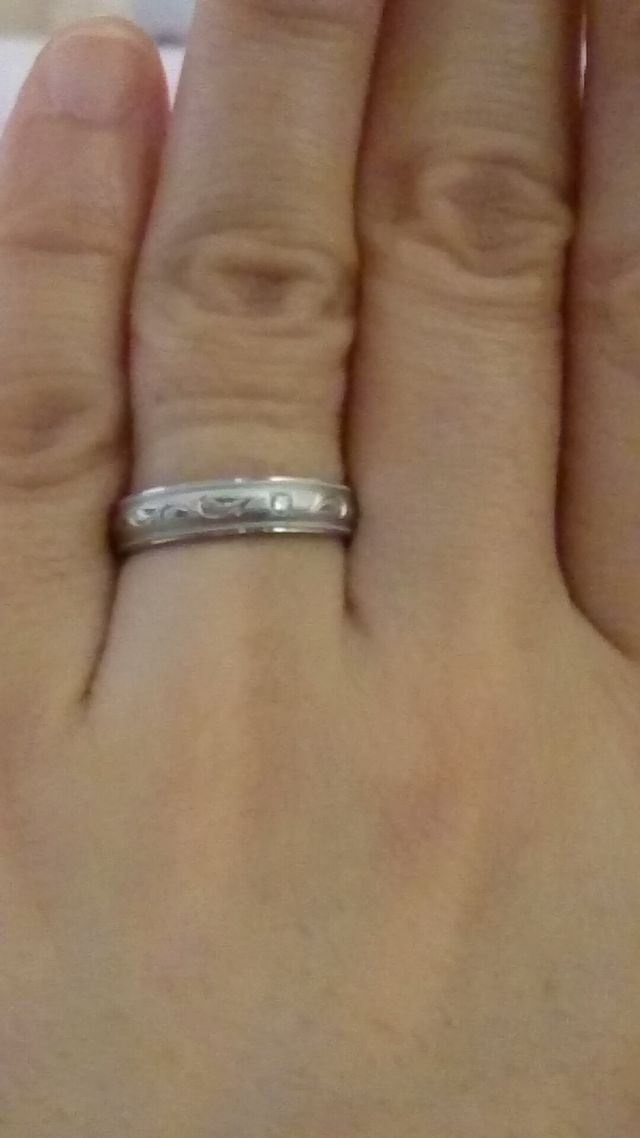 真ん中に一粒ダイヤ、内側にブルーサファイアが入っている