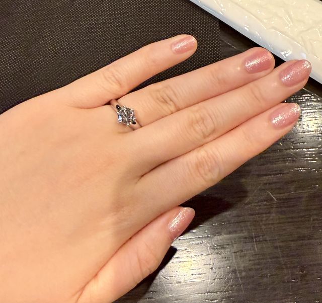 シンプルな1粒のソリテール、太めのアームでお願いしました。