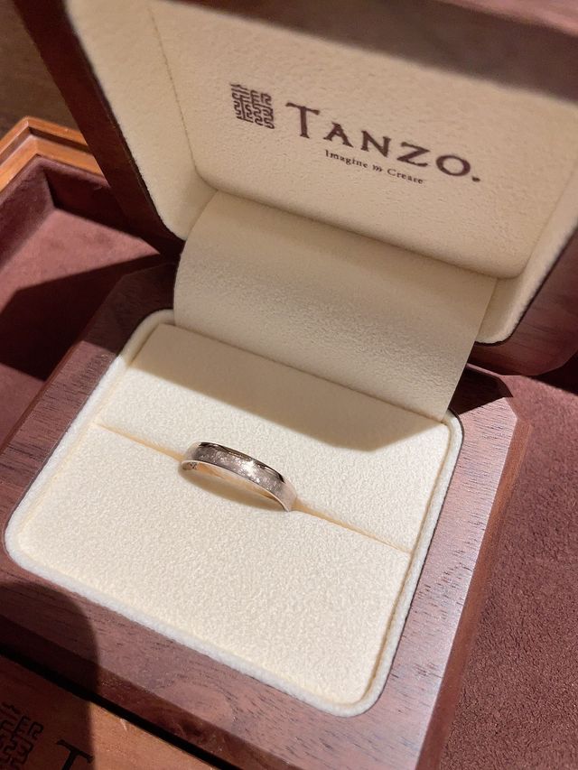 下部はアイスマット、上部はツヤのあるコーラルゴールド