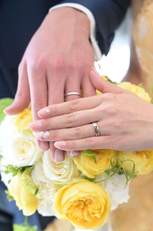 結婚指輪とセットで結婚式の披露宴で着用しました。