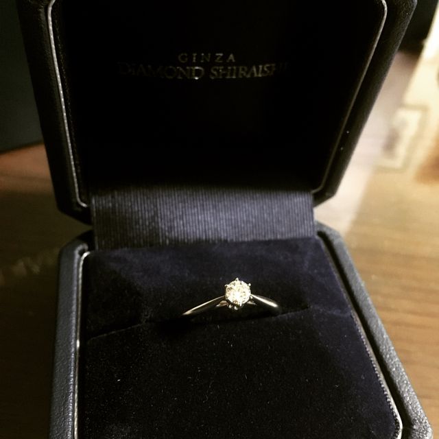 スッキリとしたクールな見た目の婚約指輪です！