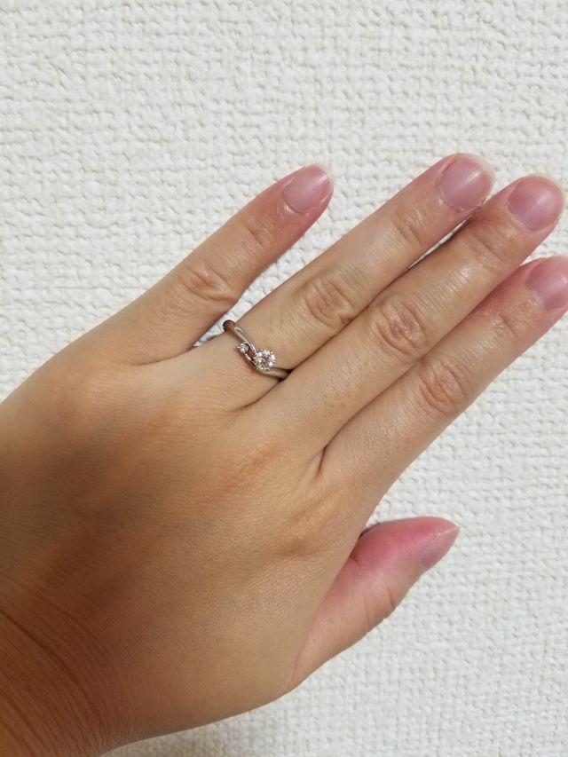 ダイヤモンドの横にピンクのメレダイヤが入っています。