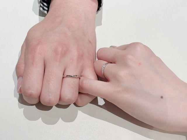 結婚指輪とお互いの手が綺麗に映るように撮りました。