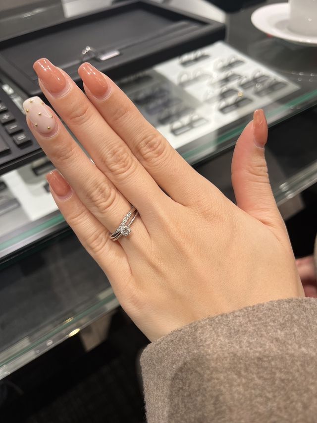 婚約指輪は別のブランドですが、重ねづけを試した時の写真です。