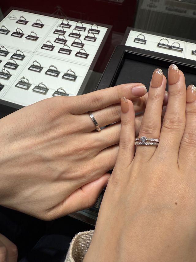 婚約指輪(ラヴィン)との重ね付けも素敵でした