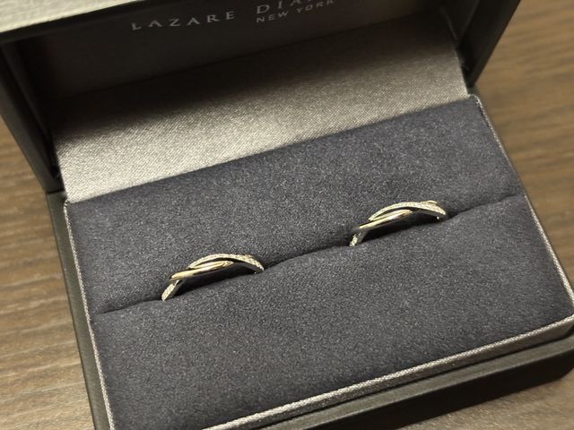 たくさん試着をした中で一番惹かれ、2人で同じデザインに。