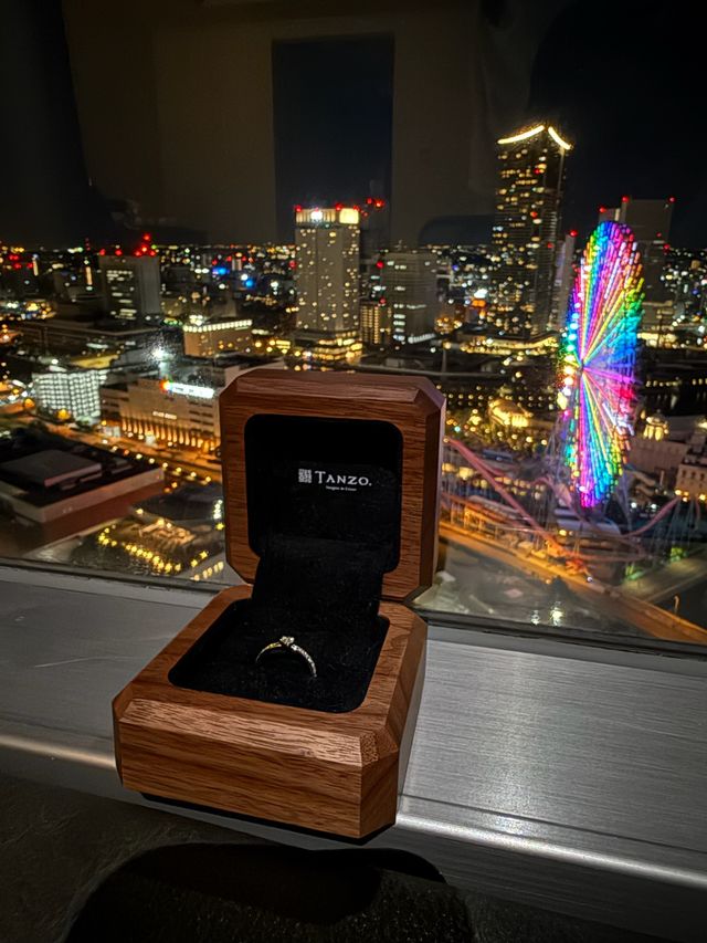 結婚記念日に訪れたホテルで撮った婚約指輪と夜景