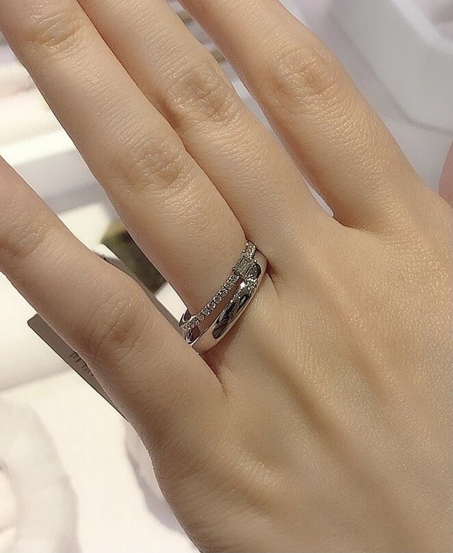 結婚指輪との重ね付けを想定したした写真