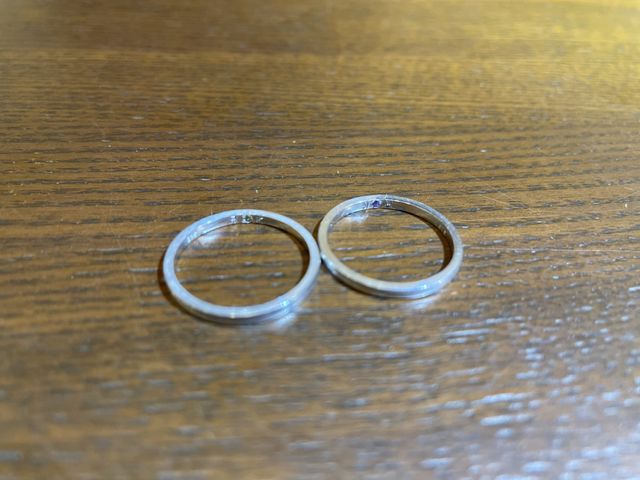 内側にそれぞれ2人の誕生石とイニシャルを入れました。