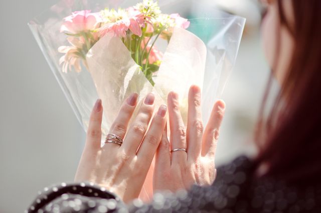 婚約指輪も同じお店で買ったので写真を撮っていただきました。