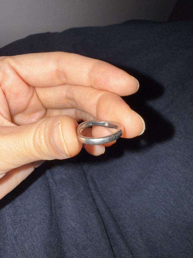 内側に一粒のダイヤモンドが埋め込まれてます