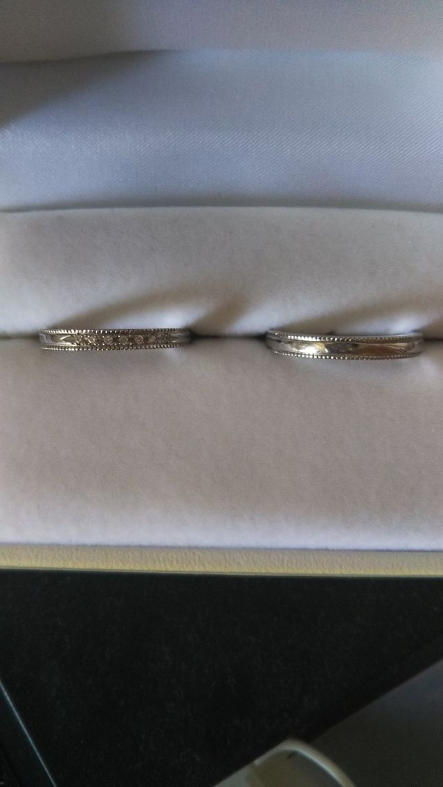 女性のは中央にダイヤがあり、男性はシンプルなデザインです