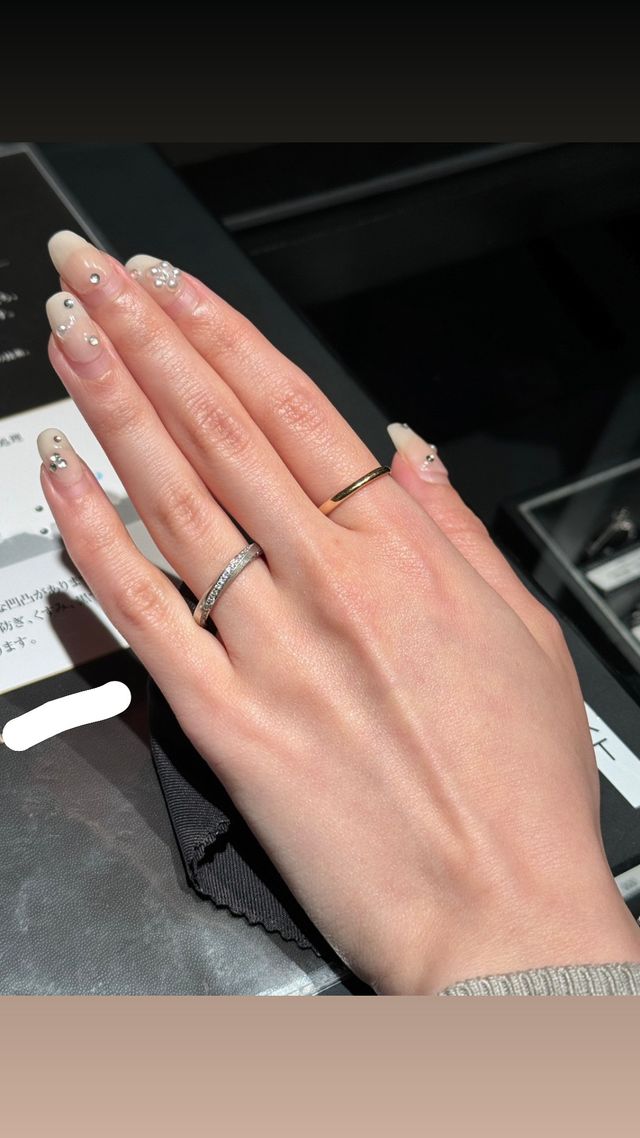 指輪が大きいため、裏にクロスを挟んでいます