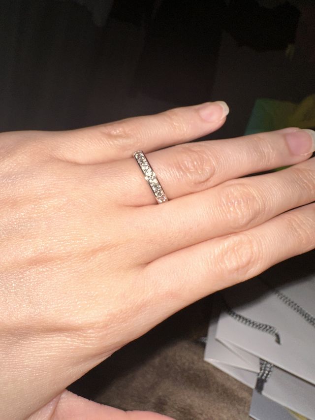 ダイヤモンドが半周してるハーフエタニティタイプです。