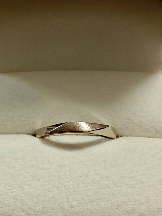 ホワイトGでも白ではなく、黄色と白色の混ざったような色合い