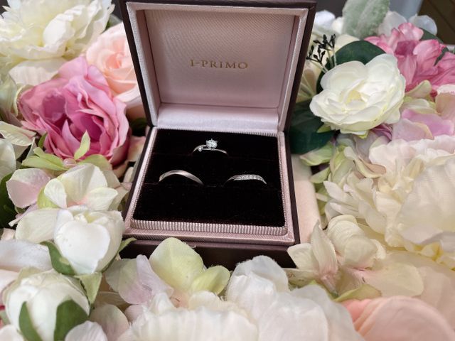 婚約指輪と一緒に。